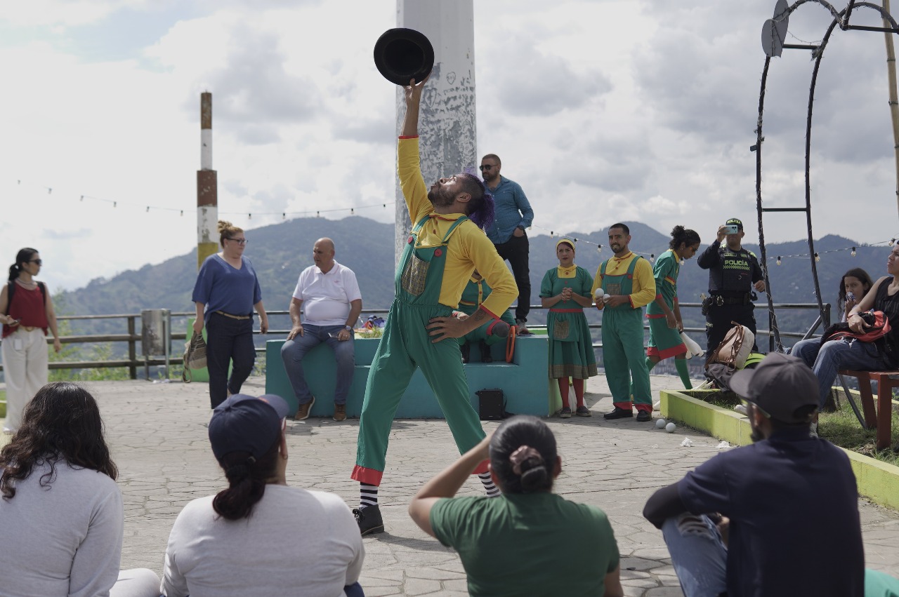 Jóvenes en actividad pedagógica